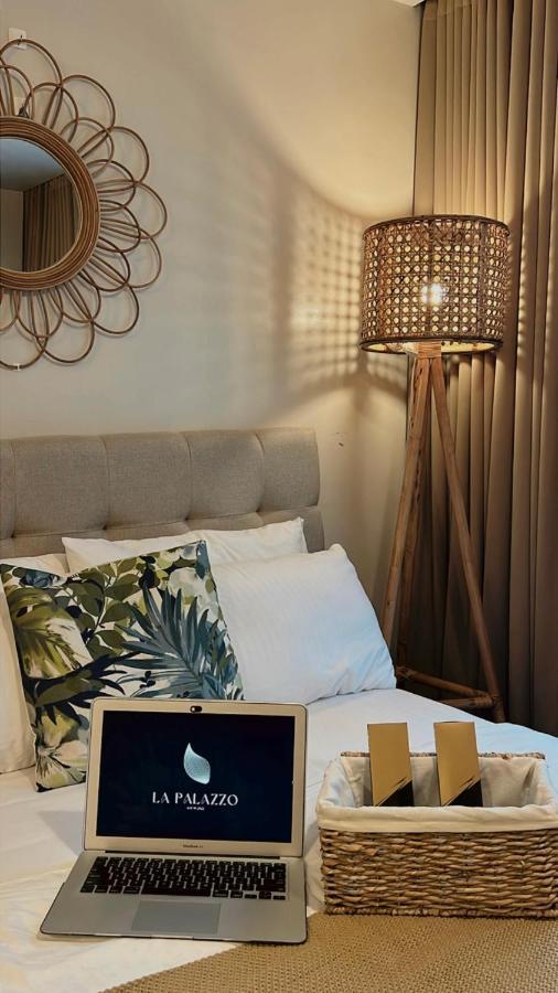 La Palazzo - Across Uptown Mall & Grand Hyatt Bgc Taguig Kültér fotó